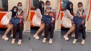 @20206989410 用户上传：女友在地铁上帮男友打飞机