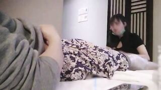 【正规足浴店】掏出鸡巴给技师看，强行要少妇帮忙打飞机_1