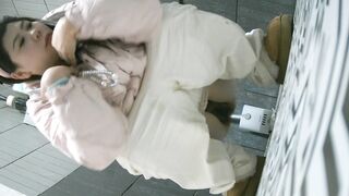 【原档厕拍】前后双视角 极品黑丝白虎逼 (1)