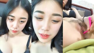 高颜值逼逼粉嫩妹子跳蛋自慰 跳蛋塞逼逼震动抽插出白浆 很是诱惑喜欢不要错过