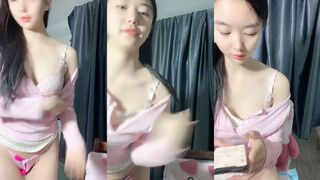 2025年3月新人！兄弟们！顶级校花来了【汉堡】，标准的清纯美少女，阴毛好浓密，反差感极强，呻吟声动听 (3)