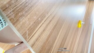 最新流出❤️极品手持厕拍❤️大神偷拍本写字楼最美少妇的极品嫩逼拿她换下的卫生巾打飞机~1