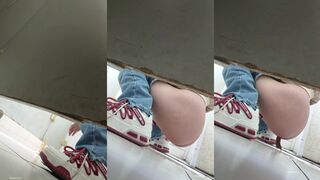 二月新流出屌丝高校女厕闯拍女同学 上厕所附一些生活照跟在教室的照片贵在真实 (2)