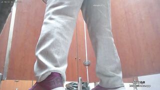 最新流出❤️大神潜入旅游景区人满为患的女厕超近视角偷拍游客尿尿墨镜美女的性感馒头逼~1