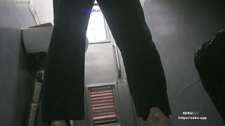 新流出山顶公园路边公厕偷拍❤️美女尿尿红衣少妇半蹲尿逼长得还可以~1