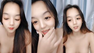 有点像小明星的心怡宝宝全程露脸跟狼友互动撩骚，初次下海精彩小秀，揉奶玩逼掰开给狼友看特写淫声荡语不断