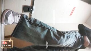 购物中心女厕全景偷拍几位美女嘘嘘各种极品鲍鱼完美展示