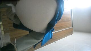 小白网购设备单位女厕偷拍❤️两个女同事尿尿蓝色大衣女财务背上貌似以前还纹过身