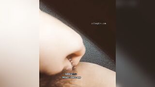 ⚫️⚫️真实露脸大学生！土豪重金定制，外表清纯看起来挺保守的漂亮妹妹如此反差，牙刷道具紫薇，户外男厕全裸紫薇 (2)