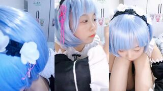 喜欢角色扮演的极品学妹，全程露脸大秀发骚，乖巧听话互动狼友听指挥，奶子比心好身材，掰开逼逼撅着屁股浪