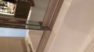 湖师大眼镜美眉和包养她干的干爹豪华酒店套房浴室啪啪.