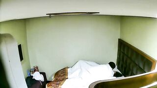 看起来挺老实的小青年艳福不浅旅店与吊钟大奶良家人妻少妇偷情叫的骚很激情颜射精子涂脸说美容的对白精彩.