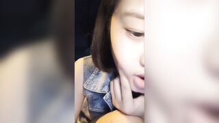 漂亮女主播户外真空露出大阴唇在野外无视身边经过的路人沖动直播逼逼白嫩大长腿不知道被哪个路人搞上了.