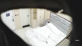 酒店摄像头稀有白色大床正面偷拍眼镜情侣
