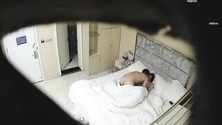 酒店摄像头稀有白色大床正面偷拍眼镜情侣