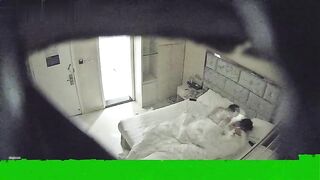 酒店摄像头稀有白色大床正面偷拍眼镜情侣