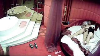 一对男女豪华浴缸房开房打炮