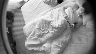 酒店偷拍小哥一边操逼一边把手机放女友奶子上刷视频_