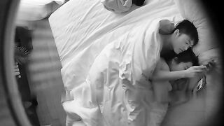 酒店偷拍小哥一边操逼一边把手机放女友奶子上刷视频_