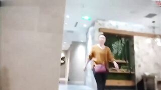 国内洗浴最新流出都是极品嫩妹淫荡少妇走路都要摸奶子