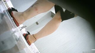 稀缺厕拍未流出作品商场后景厕拍福利-1