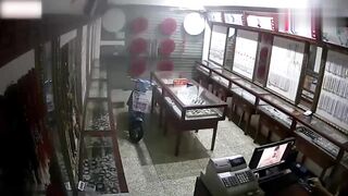 女店员看片子被发现惨通强奸