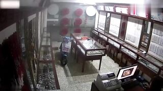 女店员看片子被发现惨通强奸