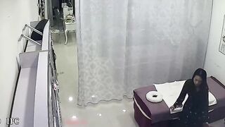 破解养生馆网络摄像头偷窥个身材不错的妹子做理疗